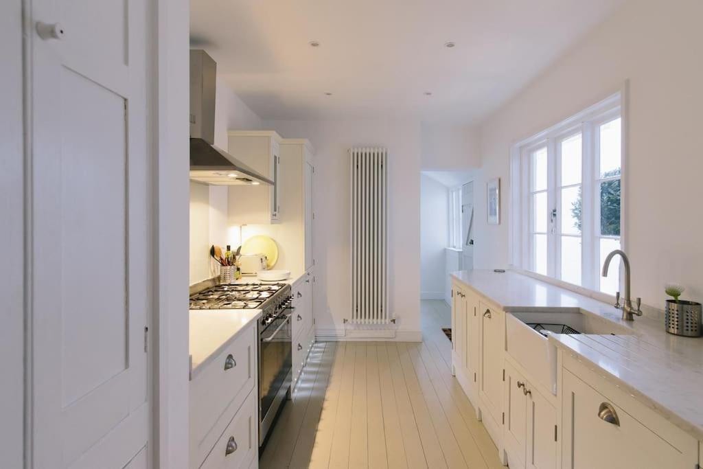 Beautiful House, Cirencester Centre, Parking Exterior photo